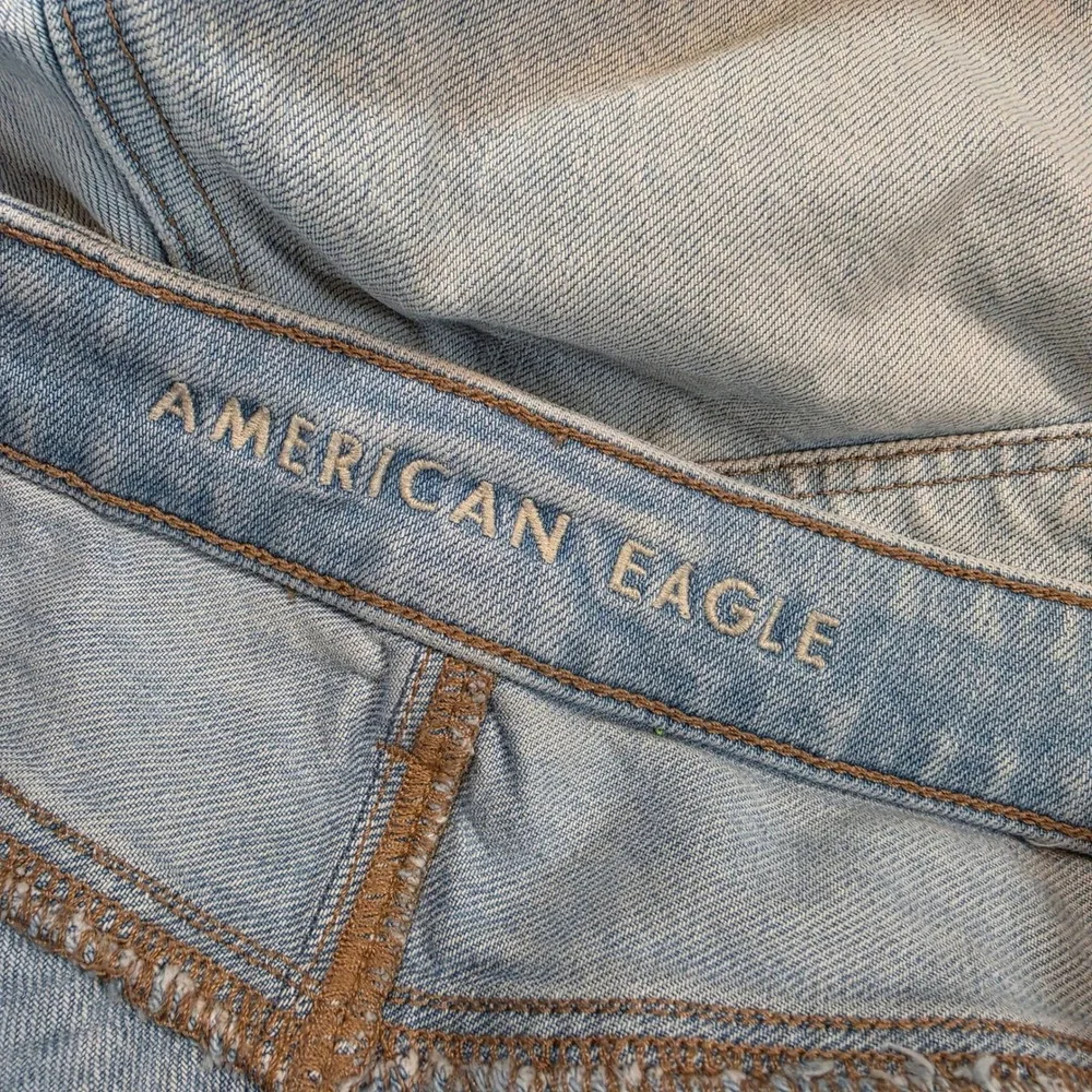 American Eagle Baggy Mom Shorts Womens 6 Light Wash Distressed High Rise Denim